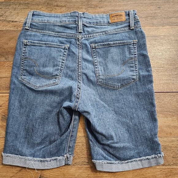 Signature Levi Strauss Mid Rise Bermuda Medium Wash Cuffed Denim Jeans Shorts 8 - Picture 2 of 12